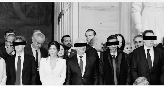 Photo de groupe officielle, les yeux barrés.